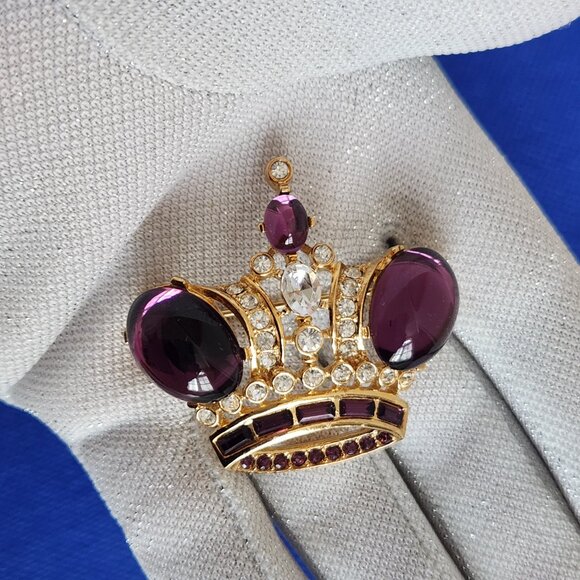 BUTLER AND WILSON 1996  SIGNED VINTAGE CROWN BROOCH - Picture 6 of 8